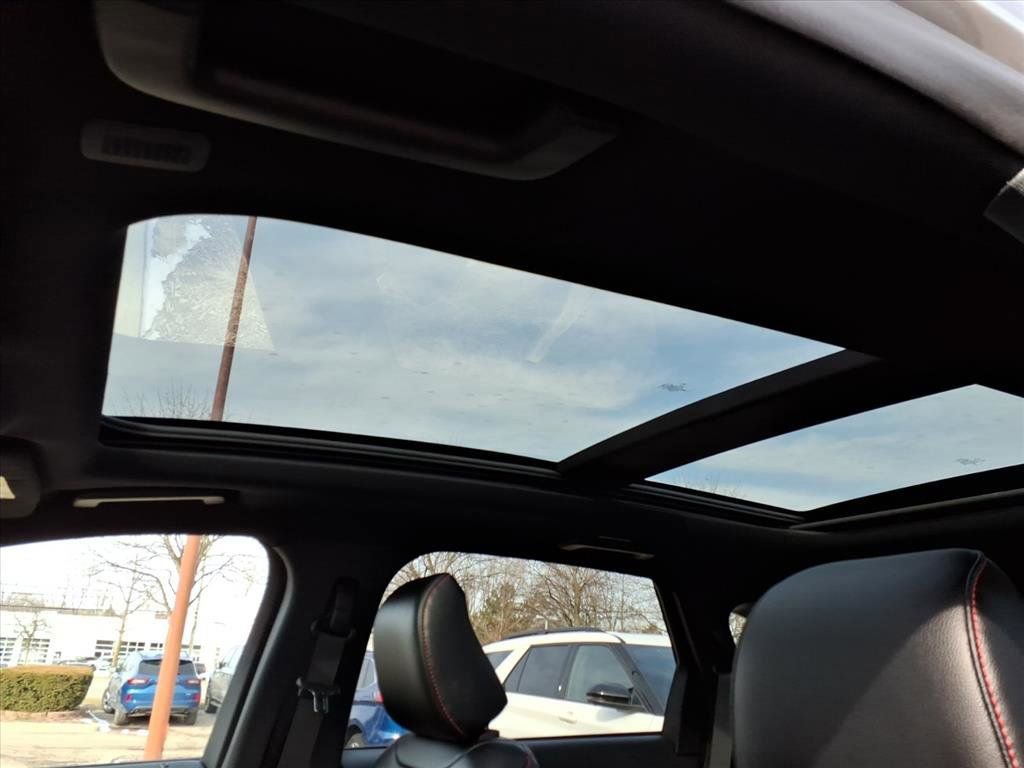 Used 2024 Ford Edge ST-Line image 11