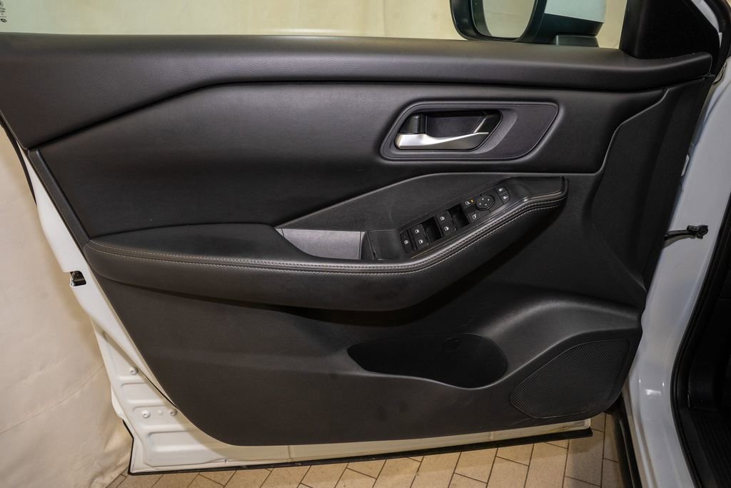 Used 2024 Nissan Rogue SV image 12