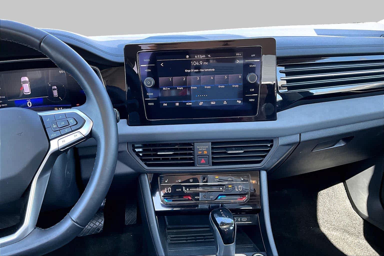 Used 2025 Volkswagen Jetta SE FWD image 6