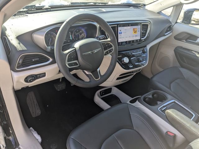 Used 2024 Chrysler Pacifica Touring-L image 12