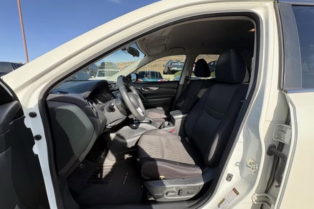 Used 2017 Nissan Rogue SV w/ SV Premium Package image 9