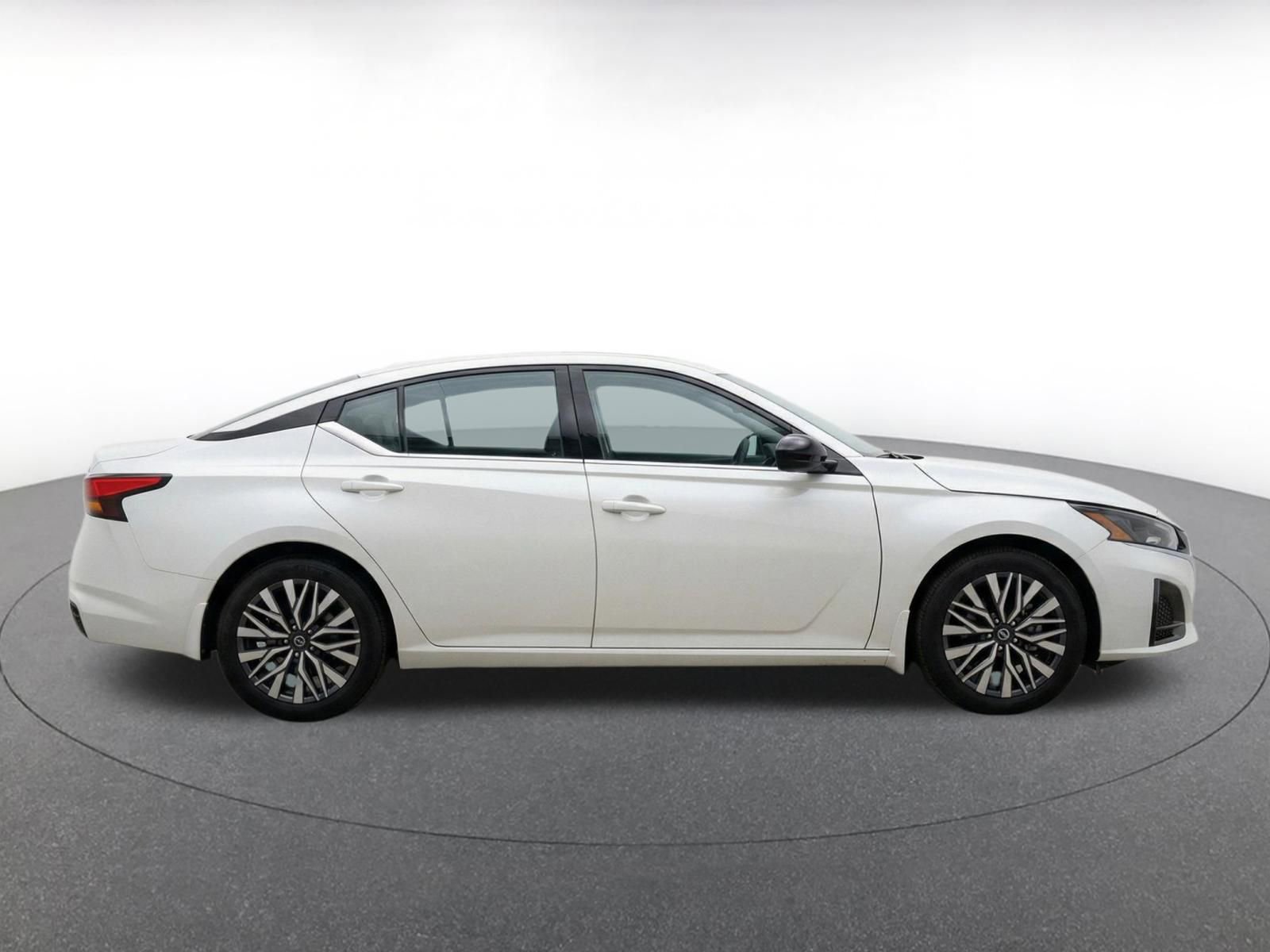 Used 2025 Nissan Altima 2.5 SV FWD image 10