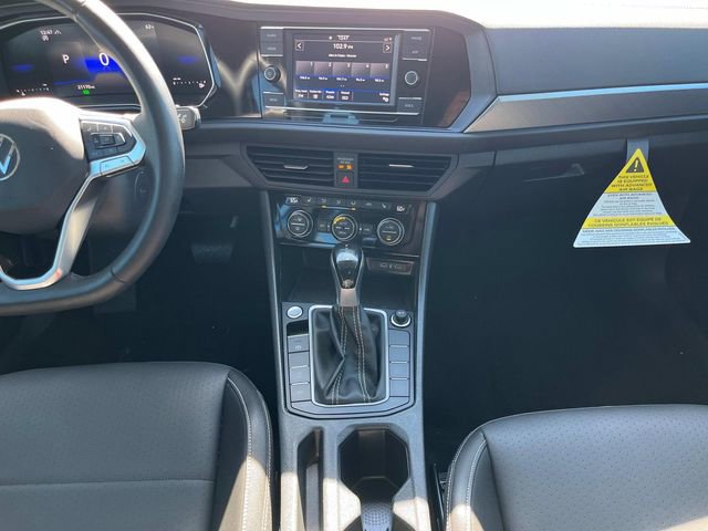 Used 2024 Volkswagen Jetta SE image 5