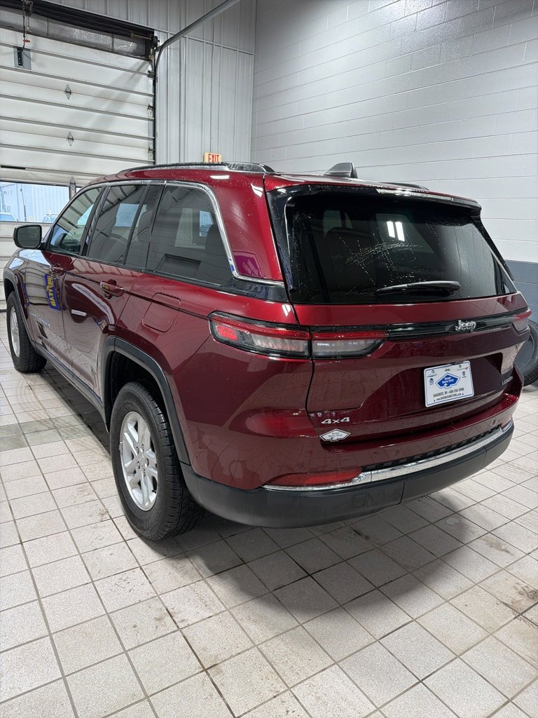 Used 2024 Jeep Grand Cherokee Laredo image 3