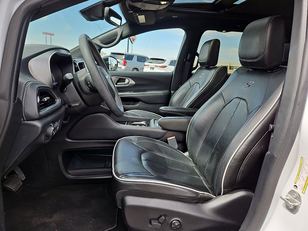 Used 2024 Chrysler Pacifica Premium image 12