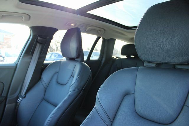 Used 2025 Volvo V60 B5 Cross Country Plus image 15