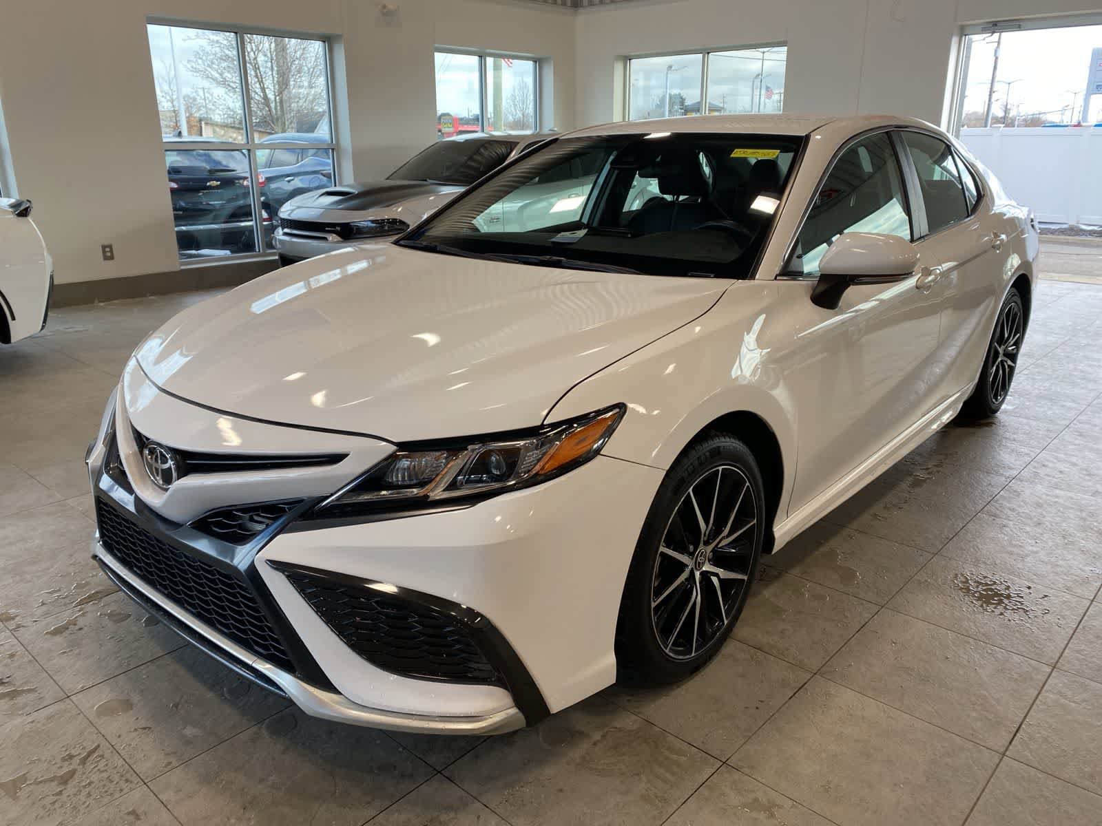 Used 2024 Toyota Camry SE FWD image 1