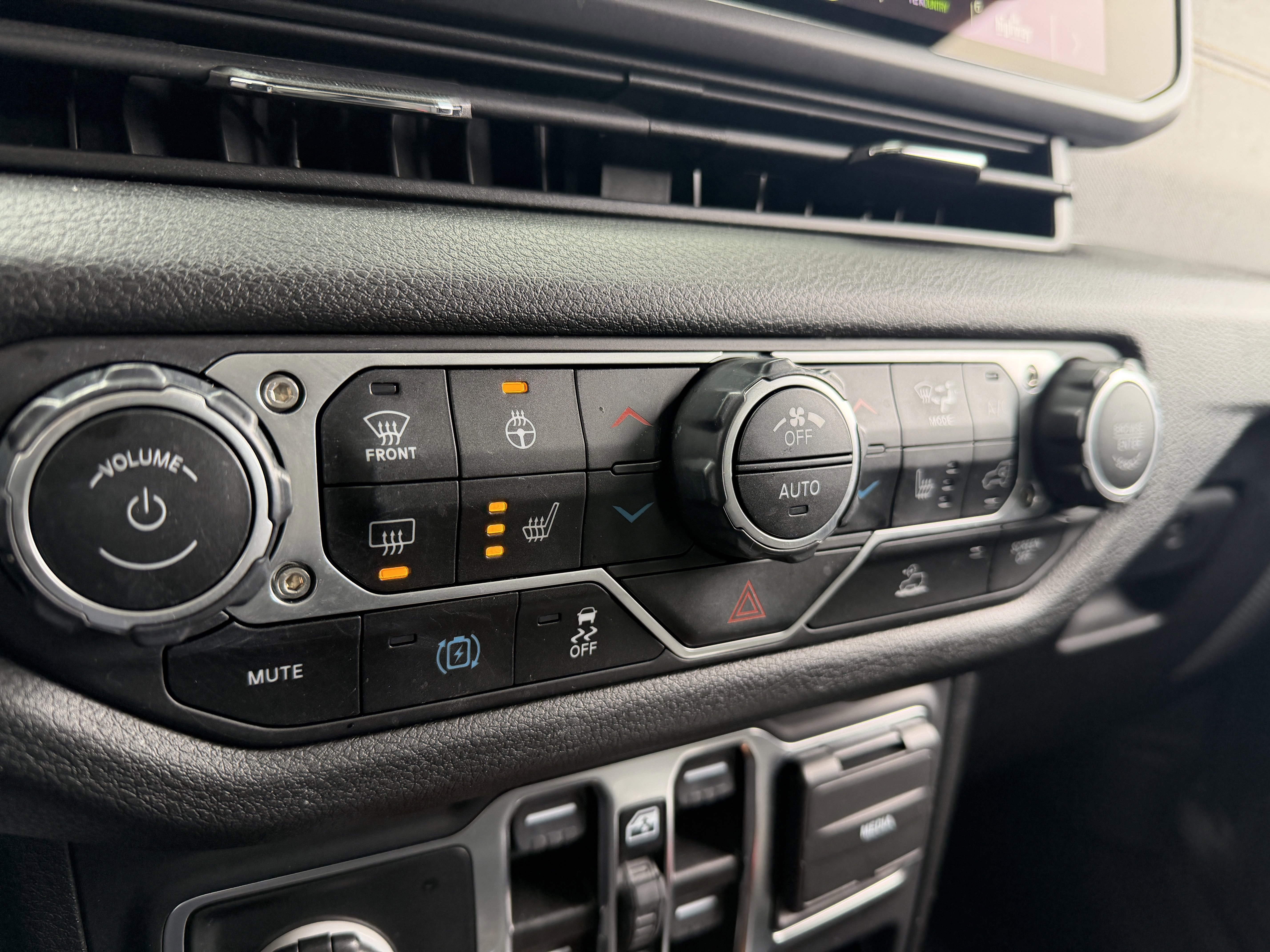 Used 2025 Ford Explorer ST image 45