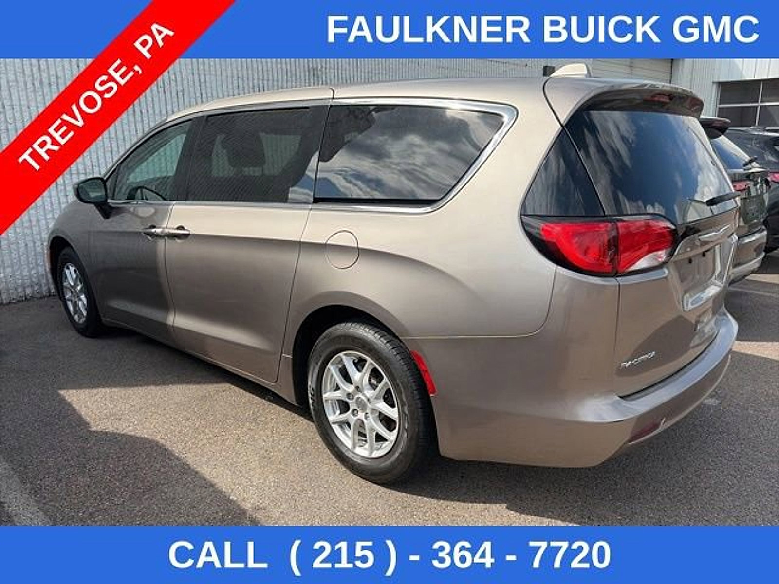 Used 2017 Chrysler Pacifica Touring FWD image 3