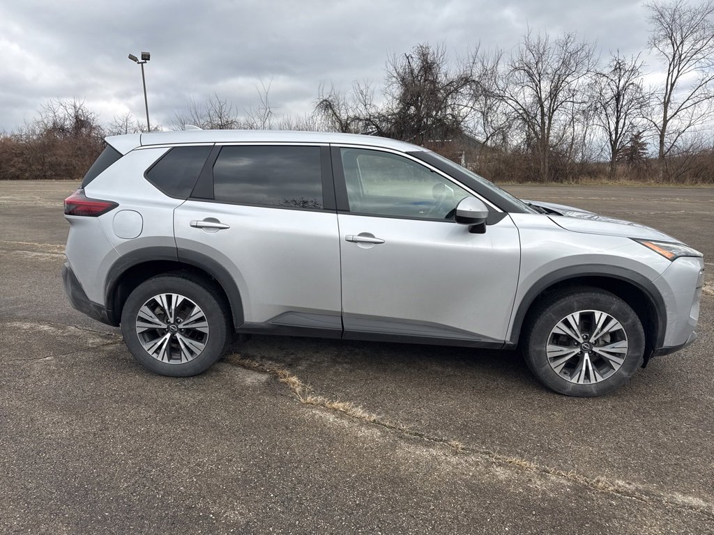 Used 2023 Nissan Rogue SV image 2