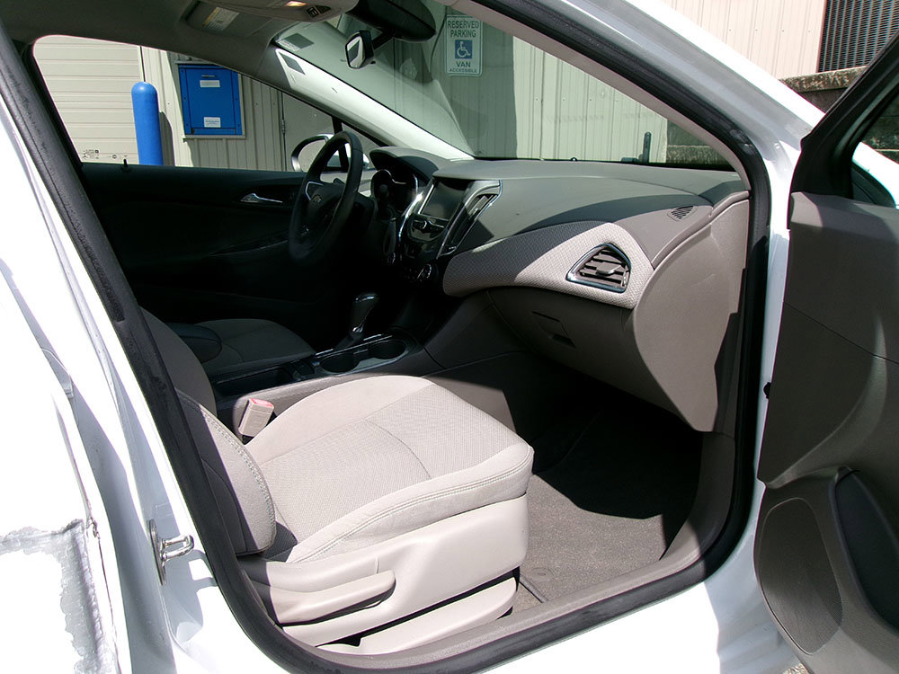 Used 2017 Chevrolet Cruze LT w/ Convenience Package FWD image 9