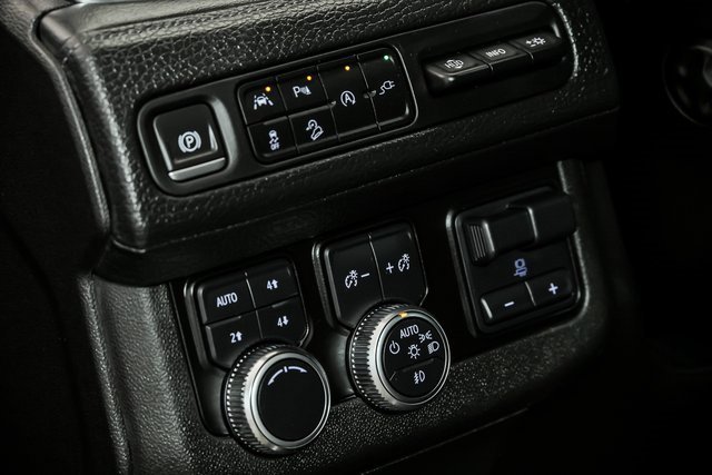 Used 2021 GMC Yukon Denali w/ Denali Premium Package image 17