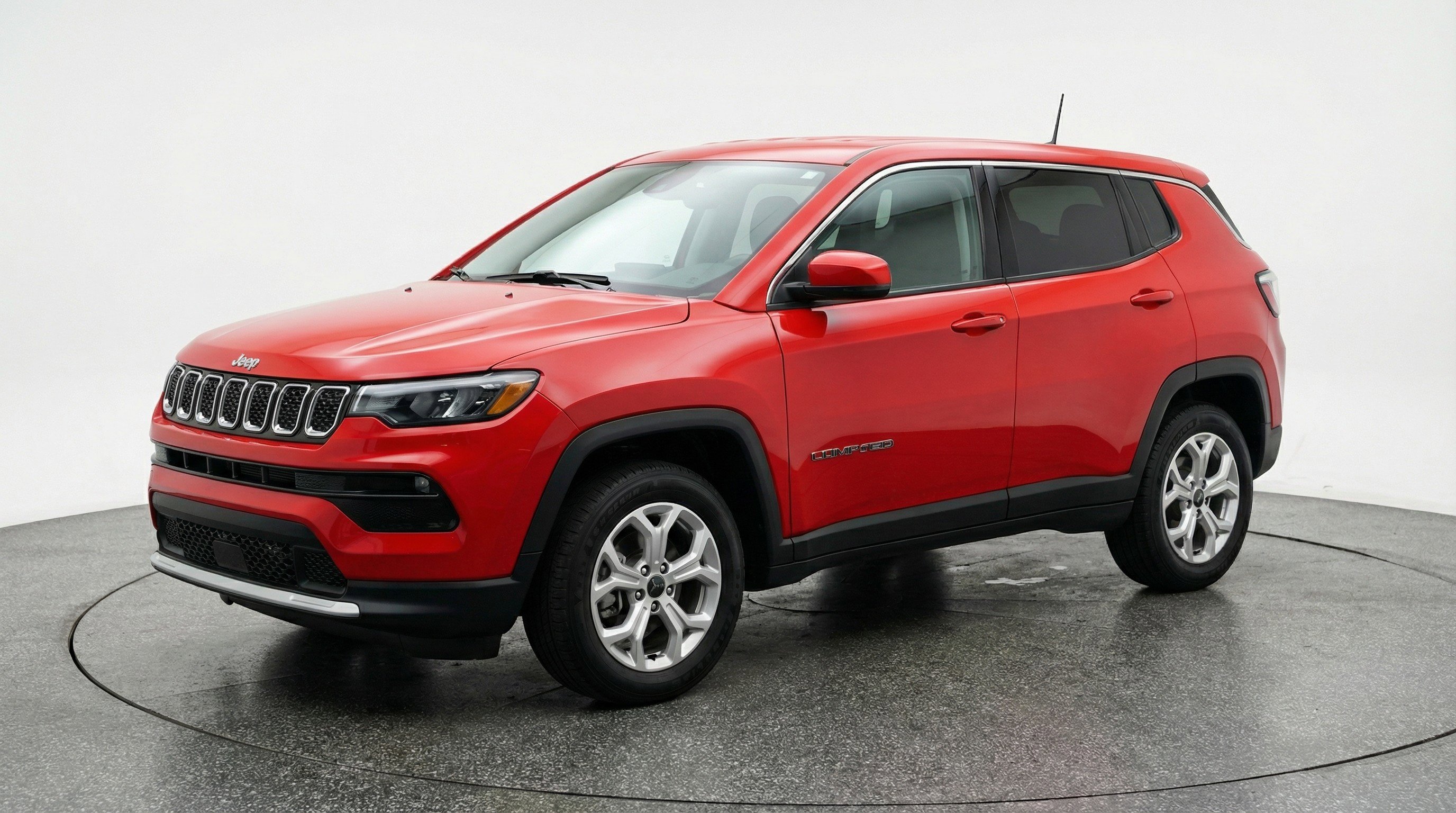 Used 2025 Jeep Compass Latitude image 3