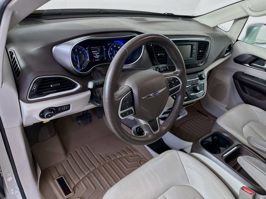 Used 2017 Chrysler Pacifica Touring-L FWD image 29
