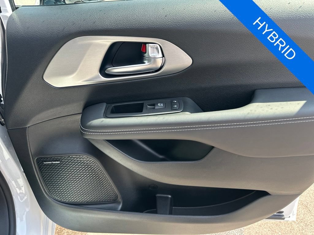 Used 2024 Chrysler Pacifica Premium FWD image 9