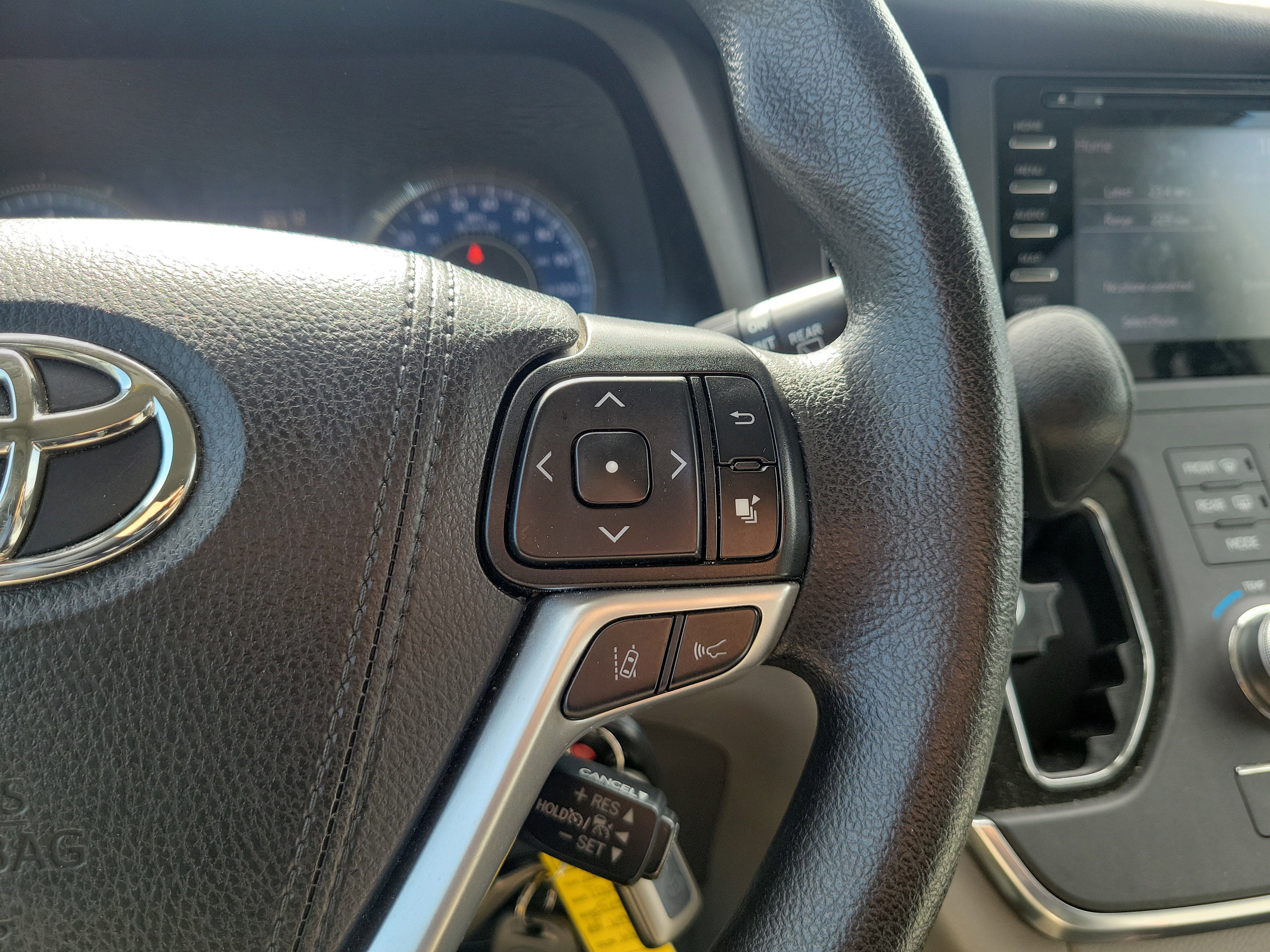 Used 2019 Toyota Sienna LE w/ Carpet Mat Package image 25