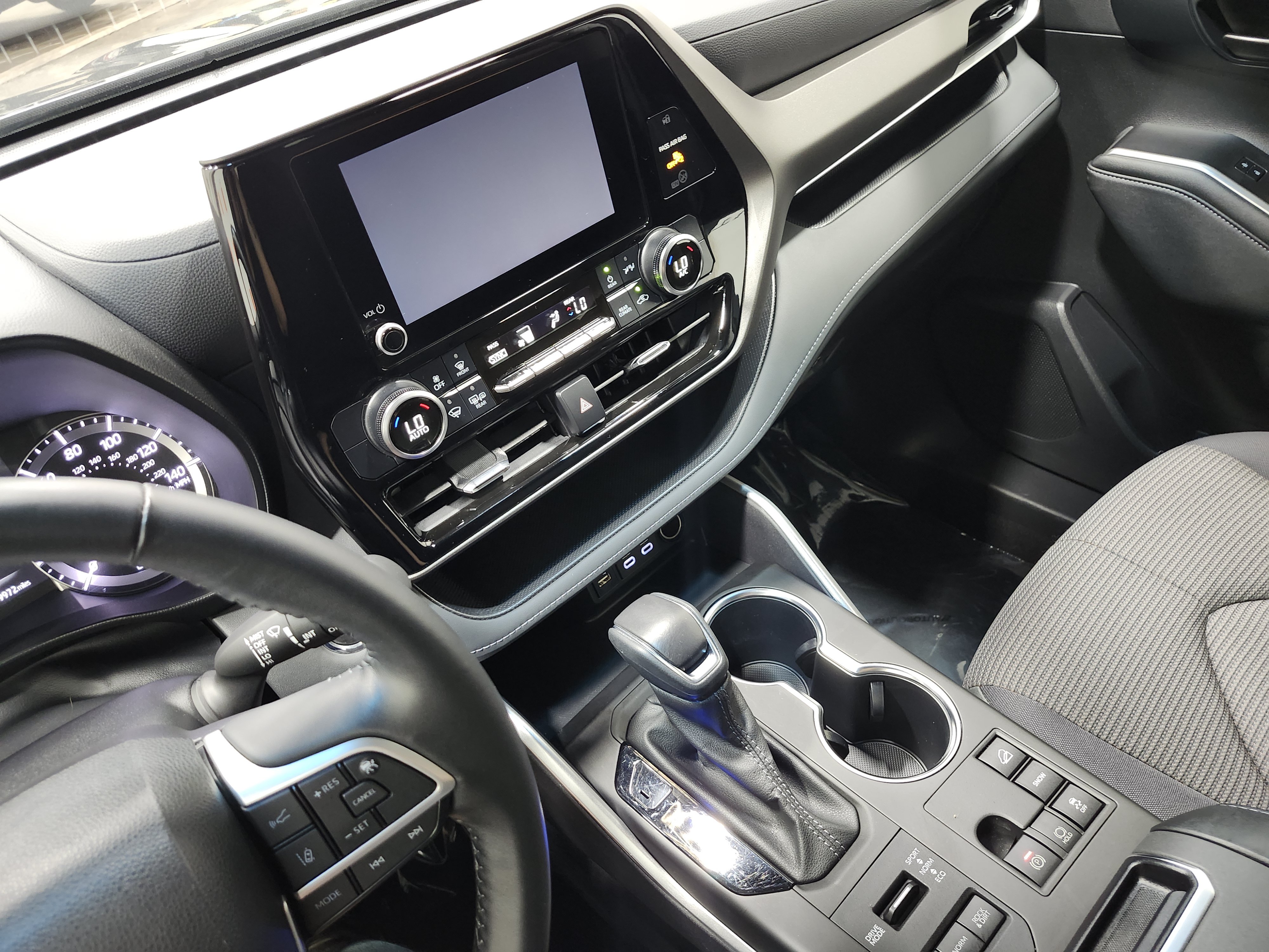 Used 2023 Toyota Highlander LE AWD/4WD image 28