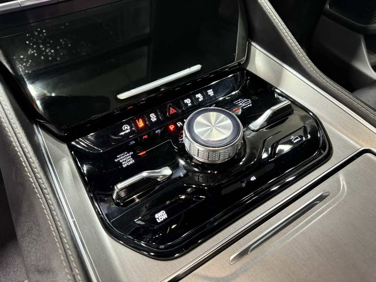 Used 2024 Jeep Wagoneer Series II w/ Convenience Group I image 13