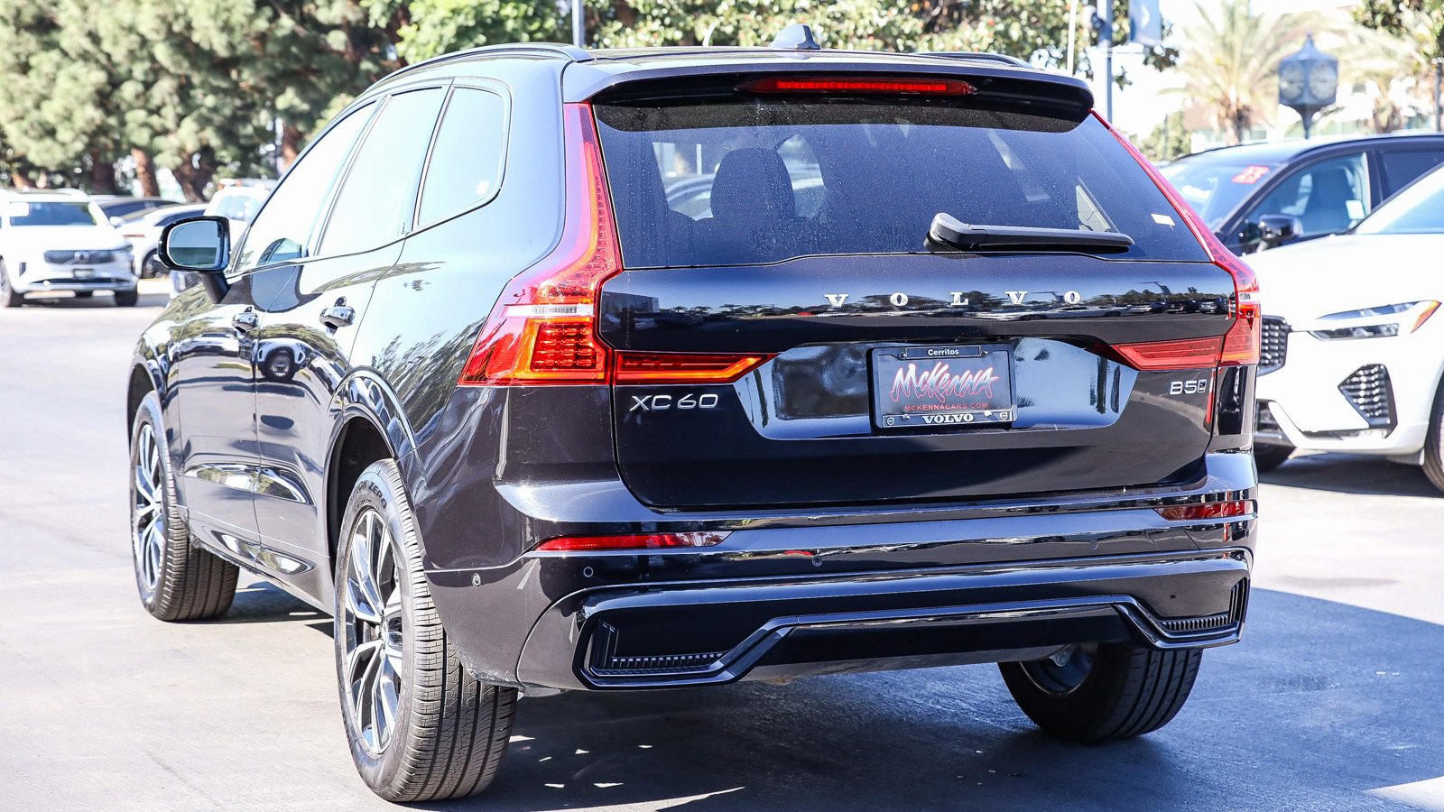 Used 2025 Volvo XC60 B5 Plus image 11