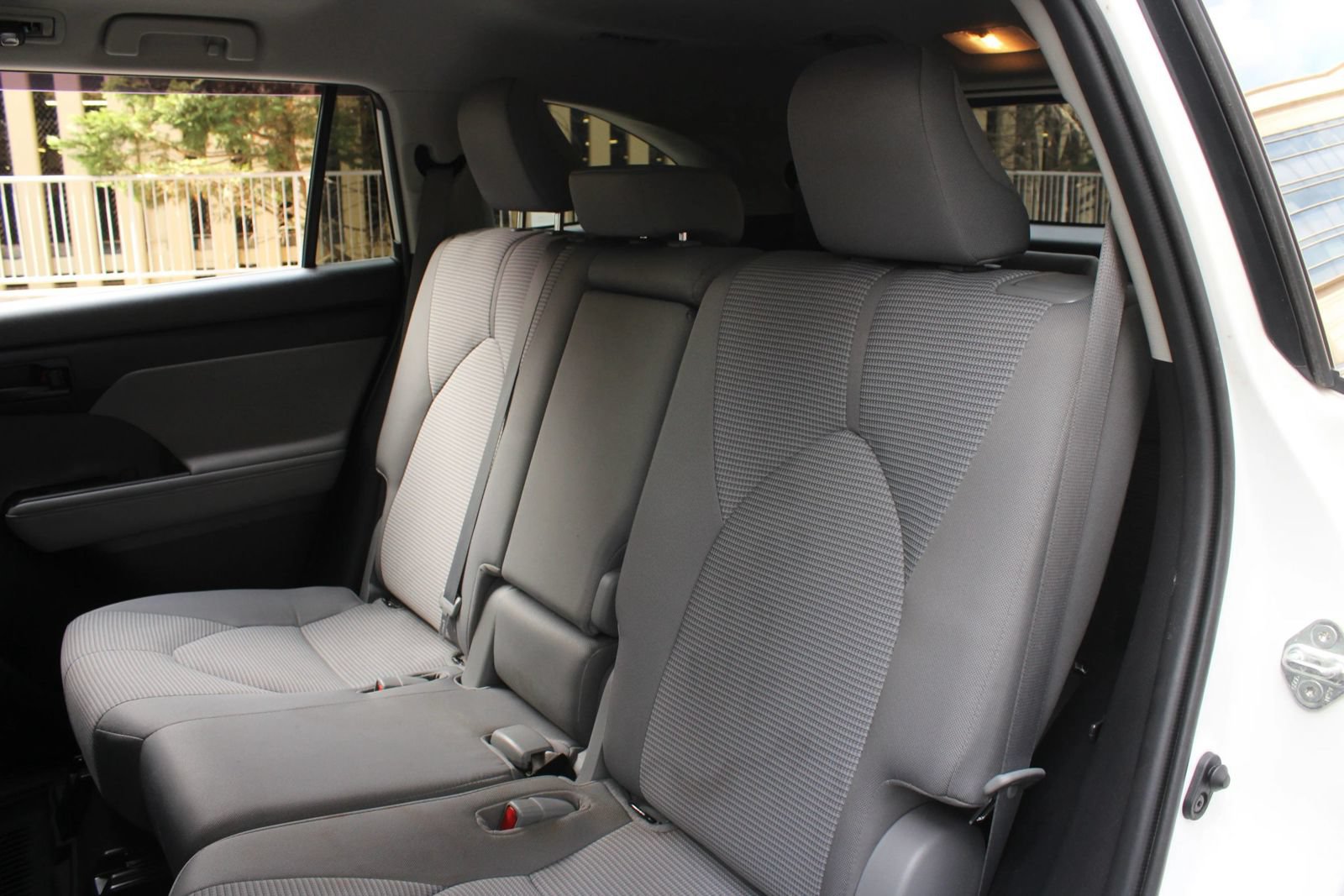 Used 2020 Toyota Highlander L AWD/4WD image 18