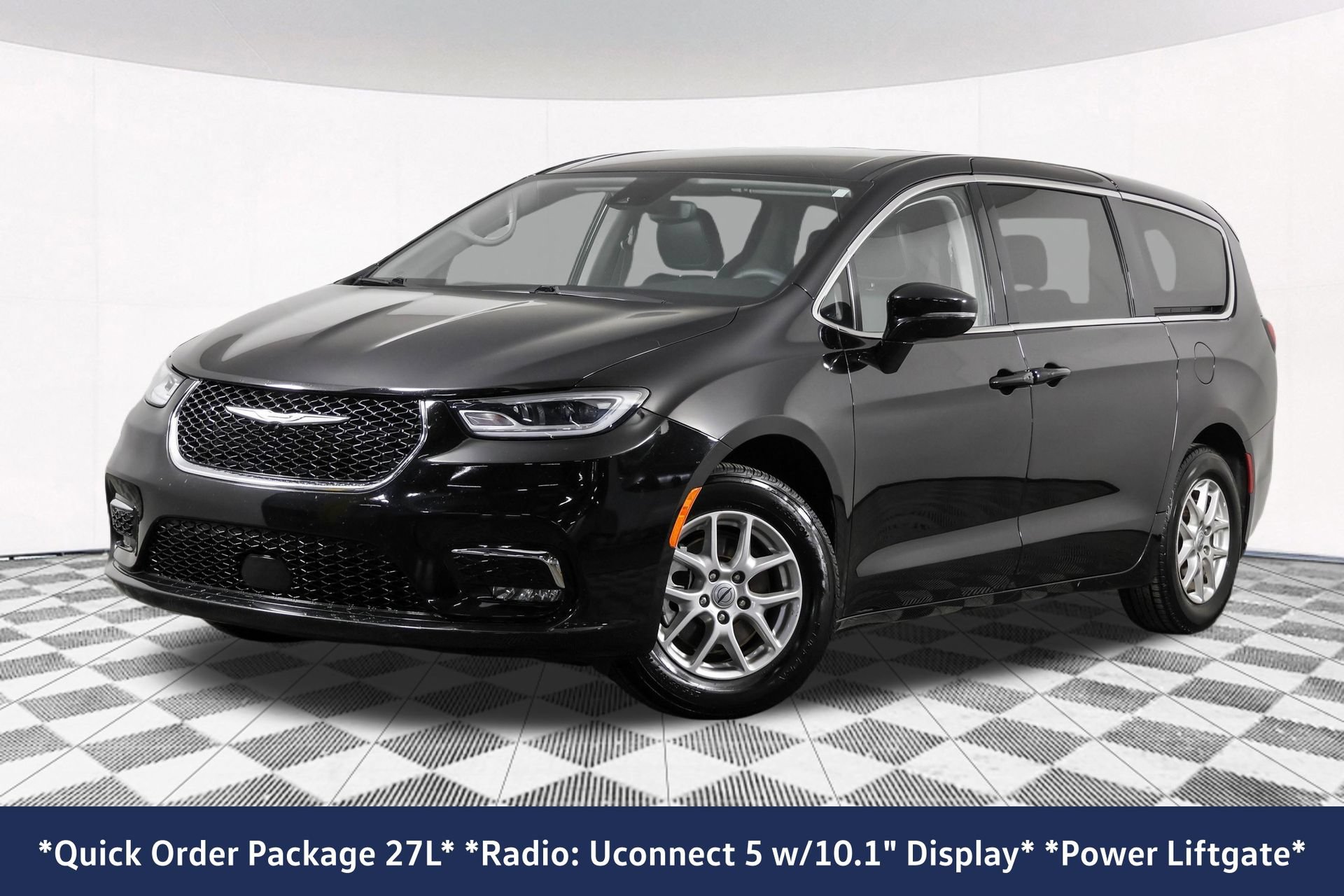 Used 2024 Chrysler Pacifica Touring-L FWD image 2