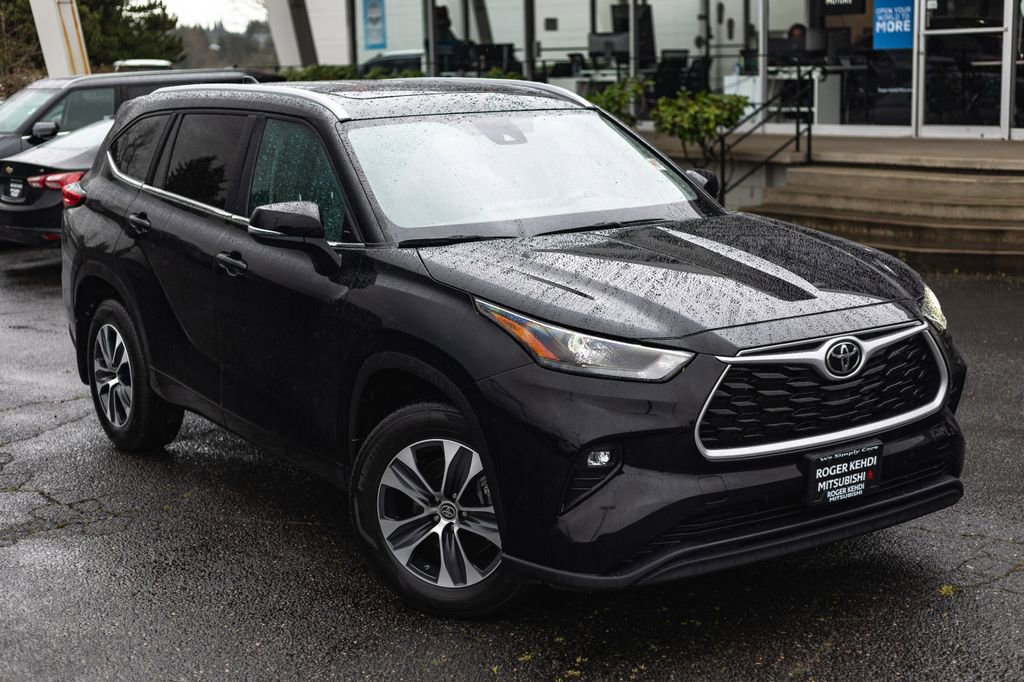 Used 2023 Toyota Highlander XLE AWD/4WD image 2