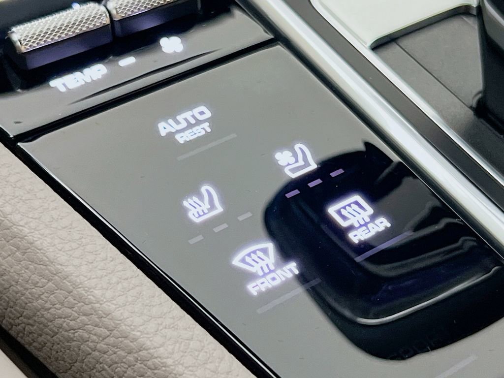 Certified 2023 Porsche Cayenne Platinum Edition image 23