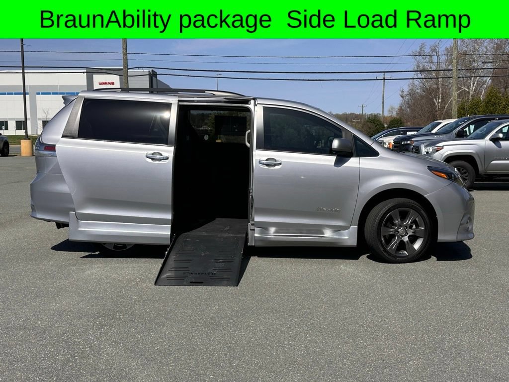 Used 2015 Toyota Sienna SE w/ SE Preferred Package FWD image 3