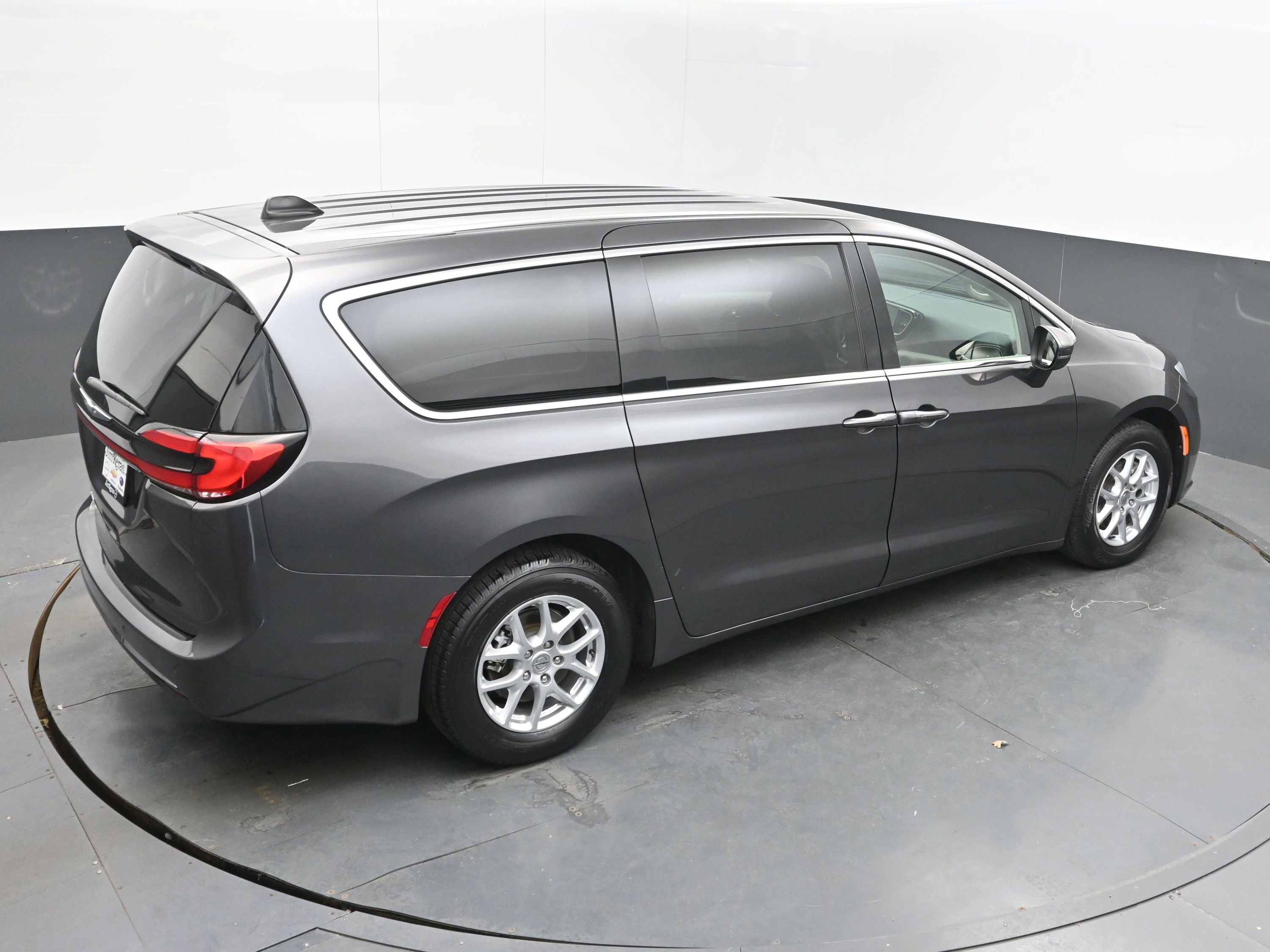 Used 2023 Chrysler Pacifica Touring-L image 38