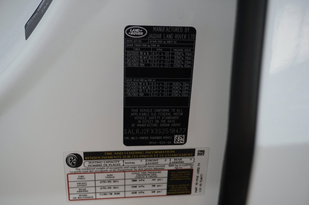 New 2025 Land Rover Discovery S image 32