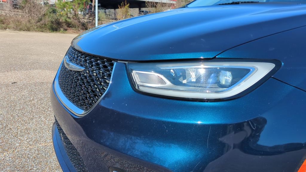 Used 2024 Chrysler Pacifica Touring-L image 9