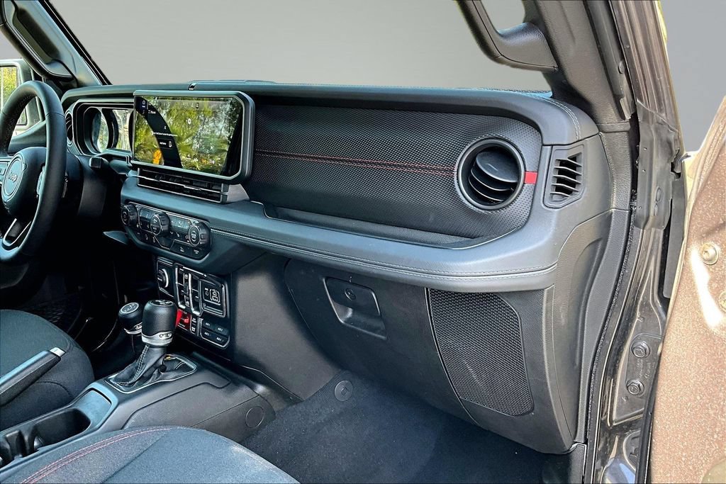 Used 2025 Jeep Wrangler Unlimited Rubicon w/ Convenience Group AWD/4WD image 17