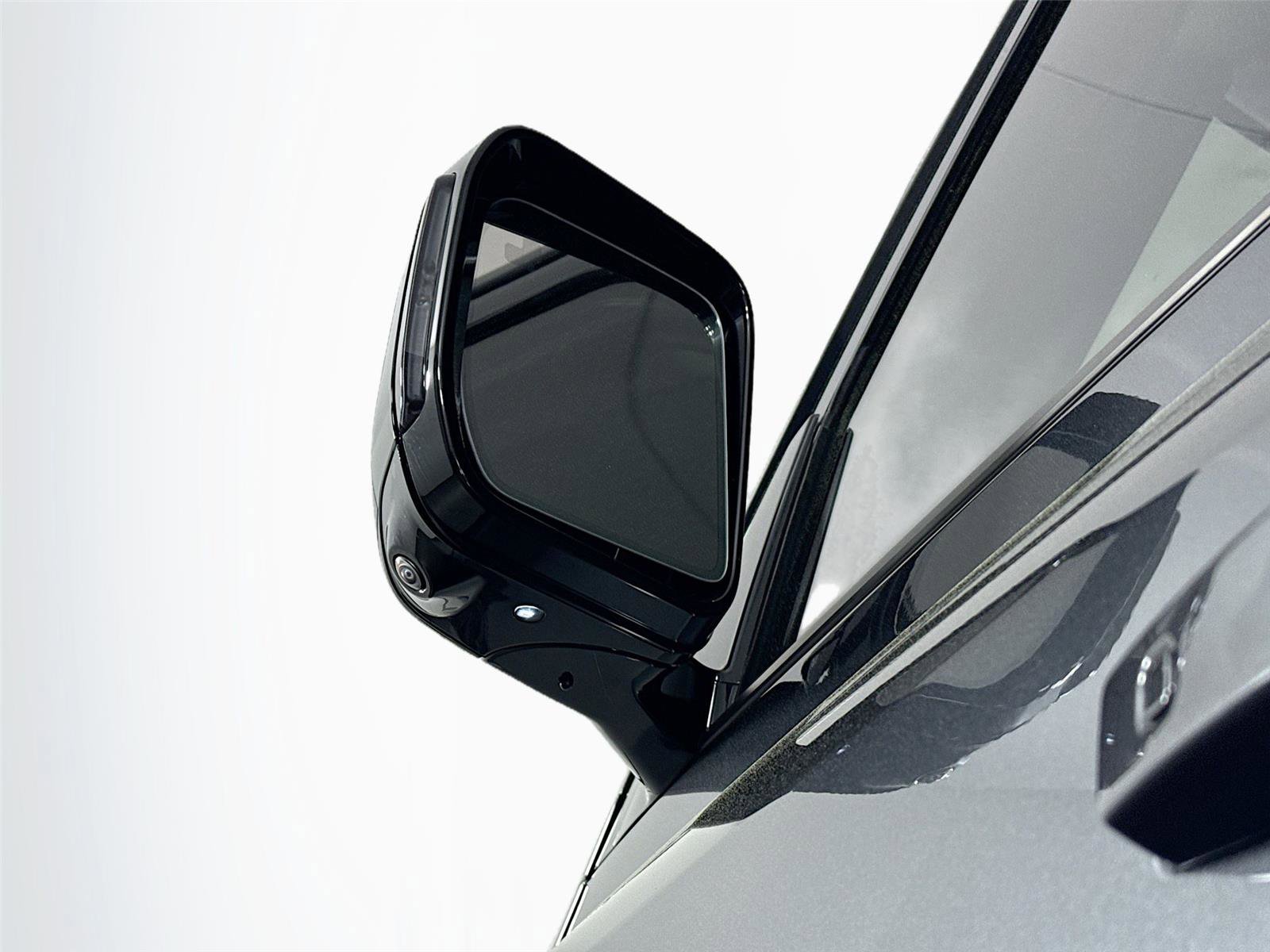 Used 2025 Land Rover Defender 110 X-Dynamic SE image 5