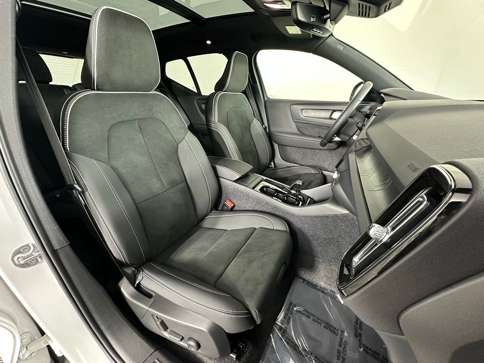 Used 2023 Volvo XC40 Recharge Plus image 6