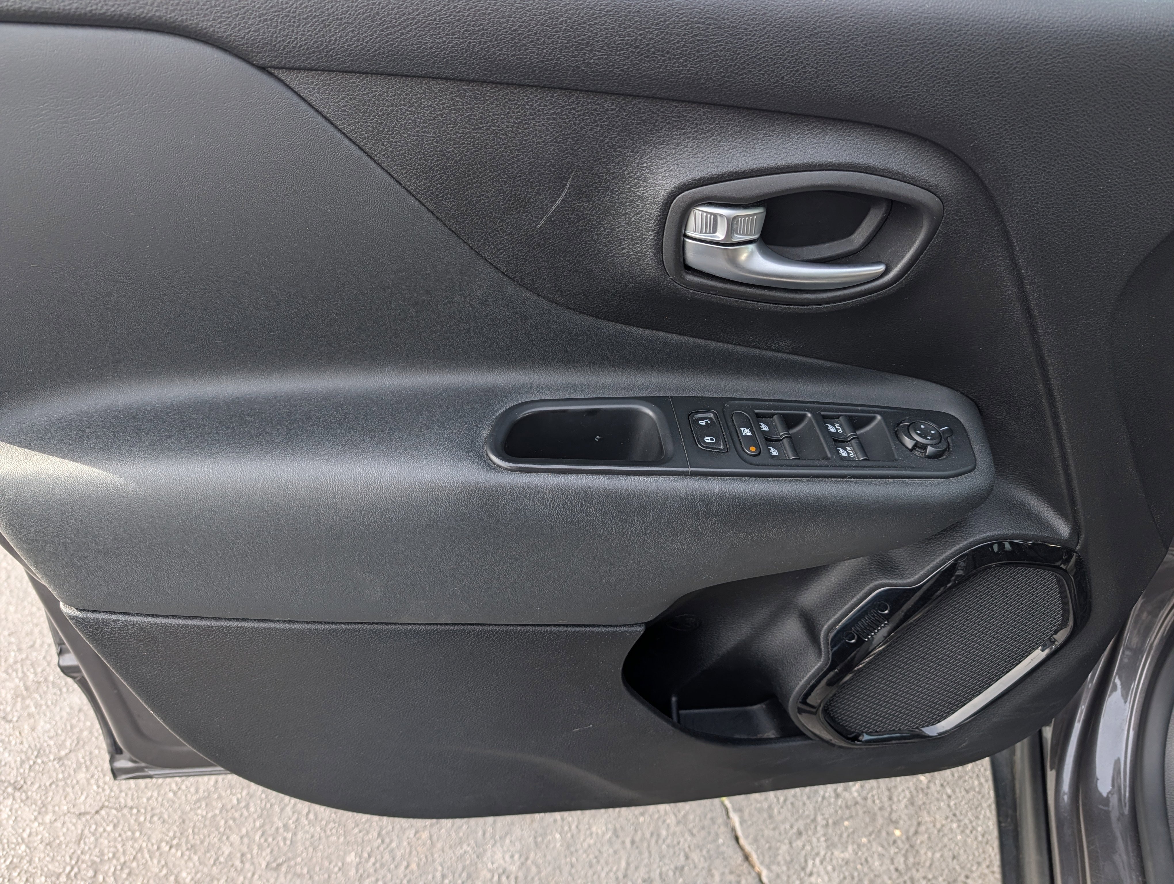 Used 2017 Jeep Renegade Altitude AWD/4WD image 12