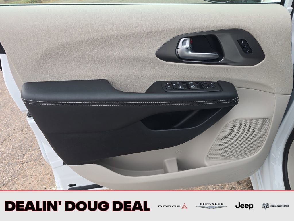 Used 2024 Chrysler Pacifica Touring-L image 11