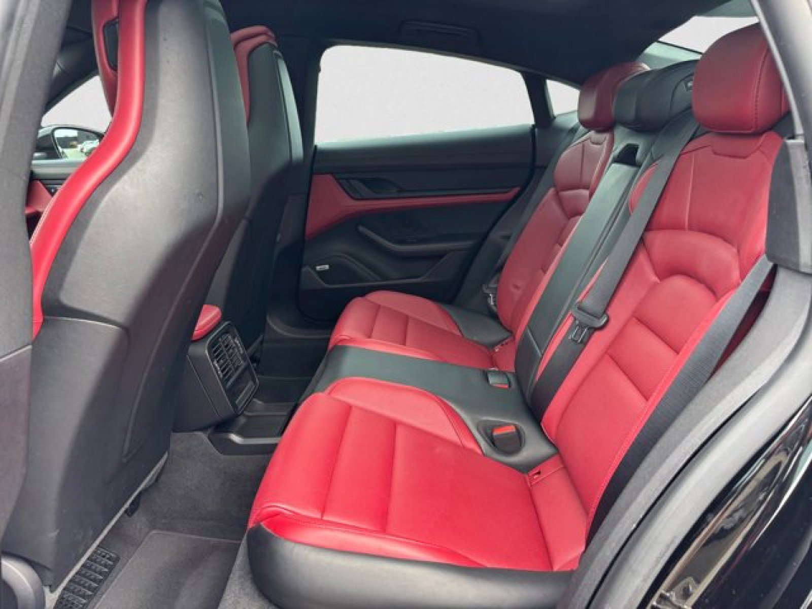 Used 2022 Porsche Taycan image 18