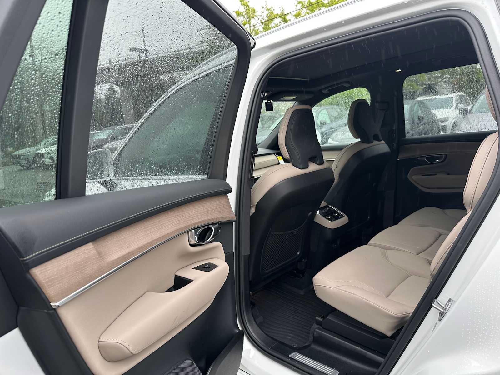 Used 2025 Volvo XC90 B6 Plus w/ Protection Package Premier AWD/4WD image 16