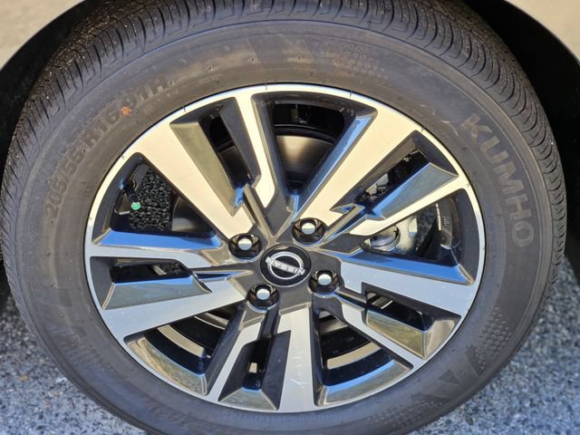 New 2025 Nissan Versa SV w/ Trunk Package FWD image 10