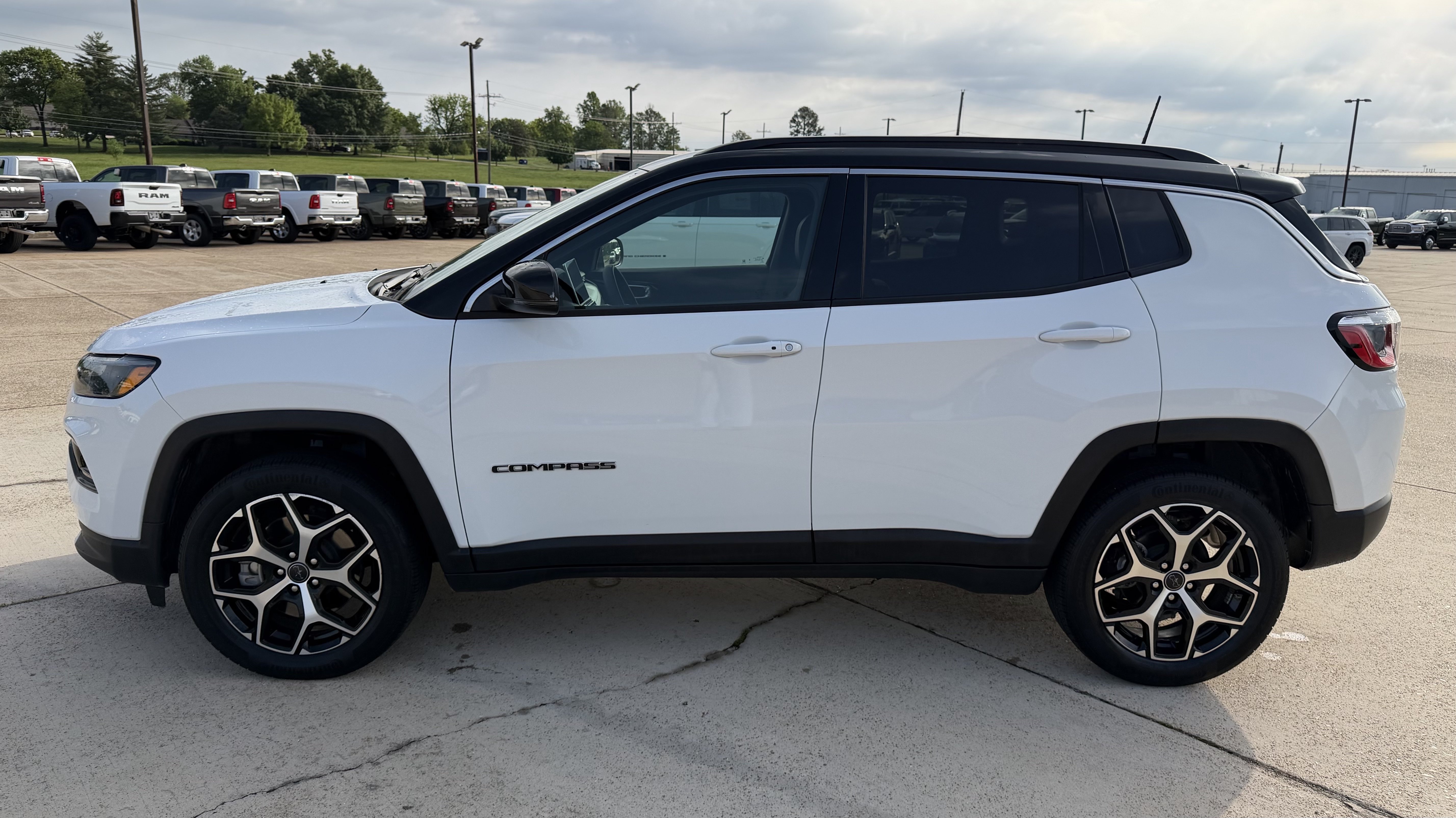 Used 2025 Jeep Compass Limited AWD/4WD image 4