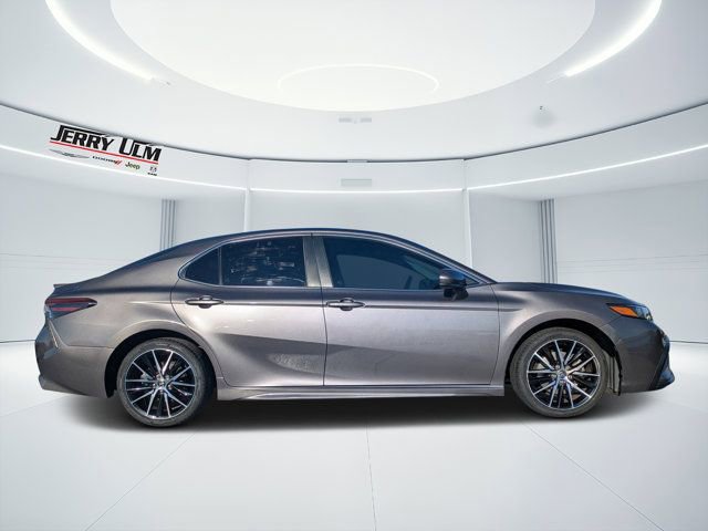 Used 2021 Toyota Camry SE image 2