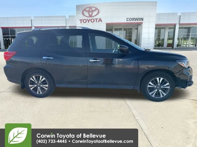 Used 2017 Nissan Pathfinder SV image 2