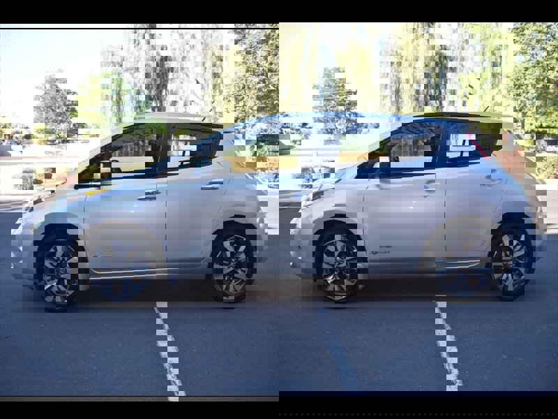 Used 2016 Nissan Leaf SV image 4