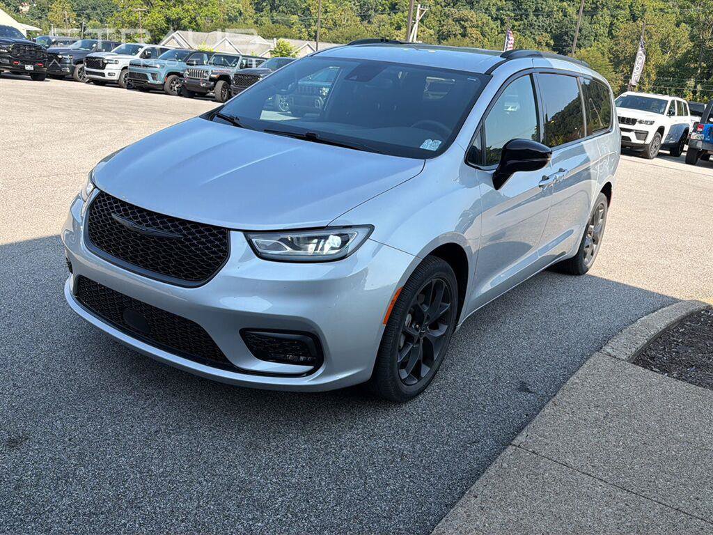 Used 2024 Chrysler Pacifica Touring-L w/ S Appearance Package AWD/4WD image 2