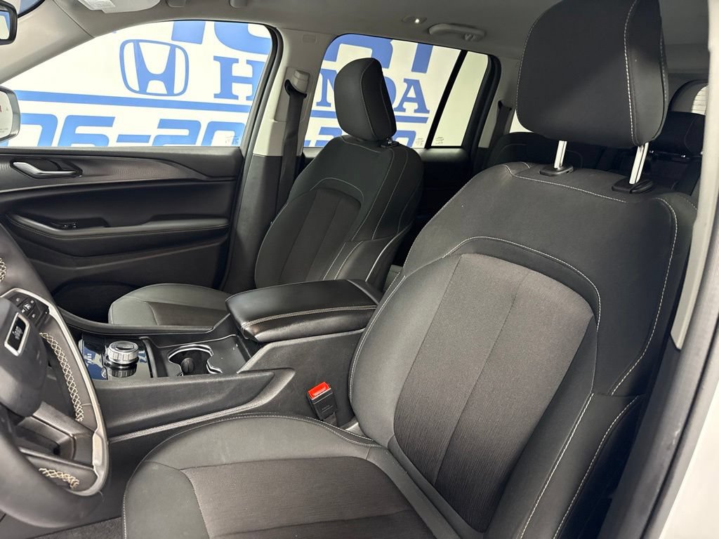 Used 2023 Jeep Grand Cherokee Laredo AWD/4WD image 21