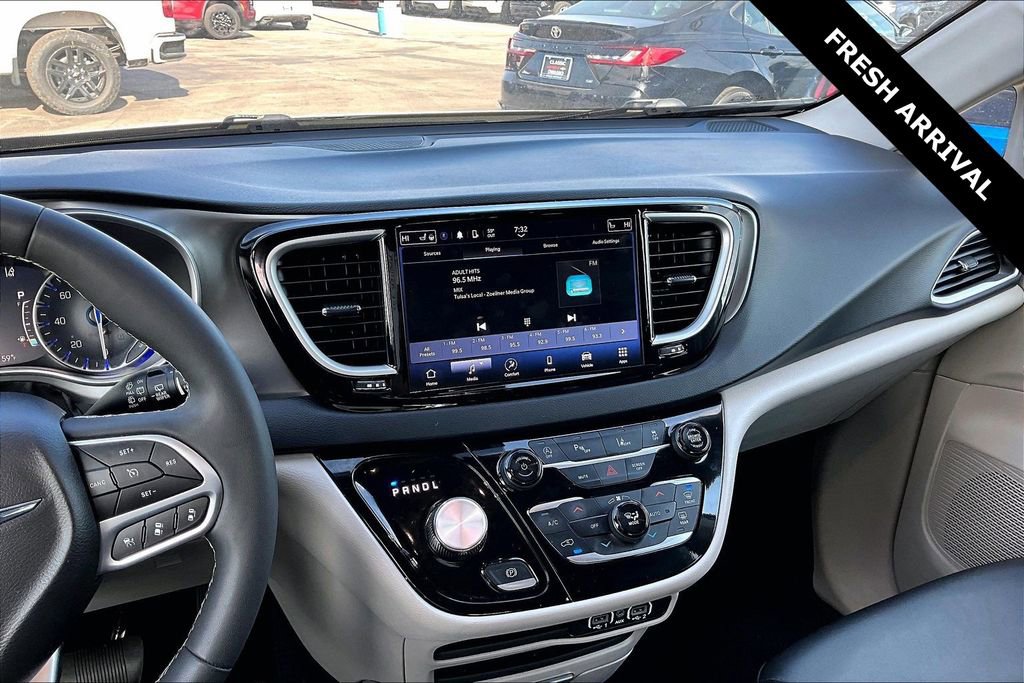 Used 2024 Chrysler Pacifica Touring-L image 9