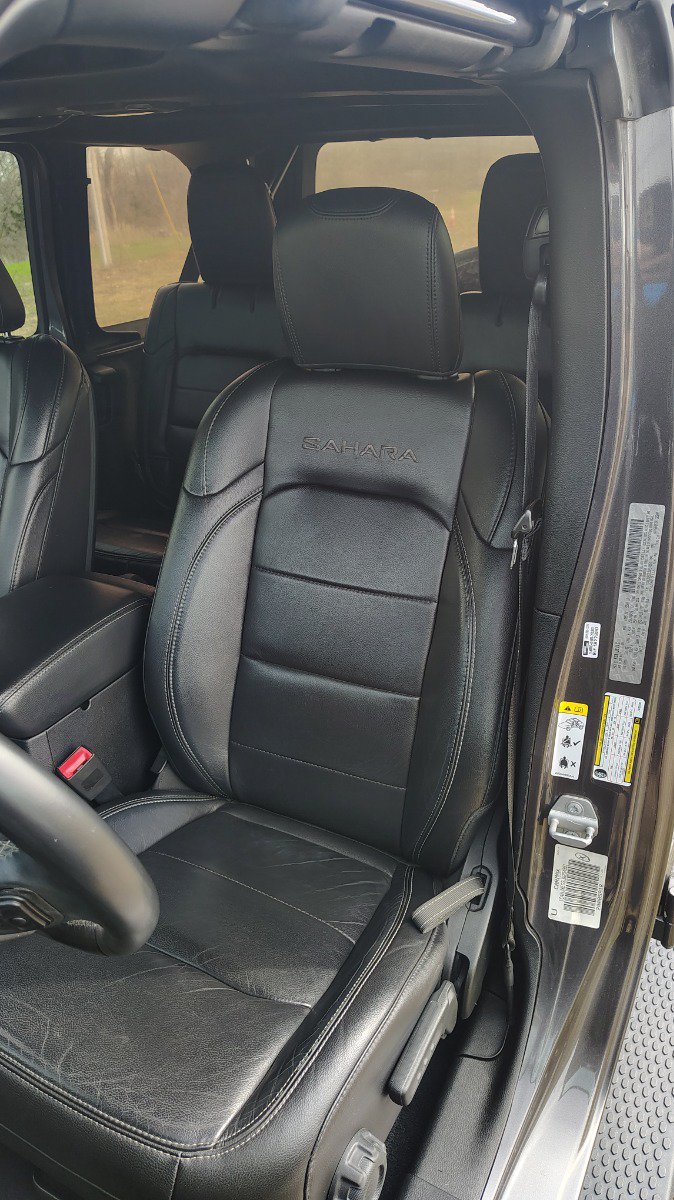 Used 2018 Jeep Wrangler Unlimited Sahara AWD/4WD image 17