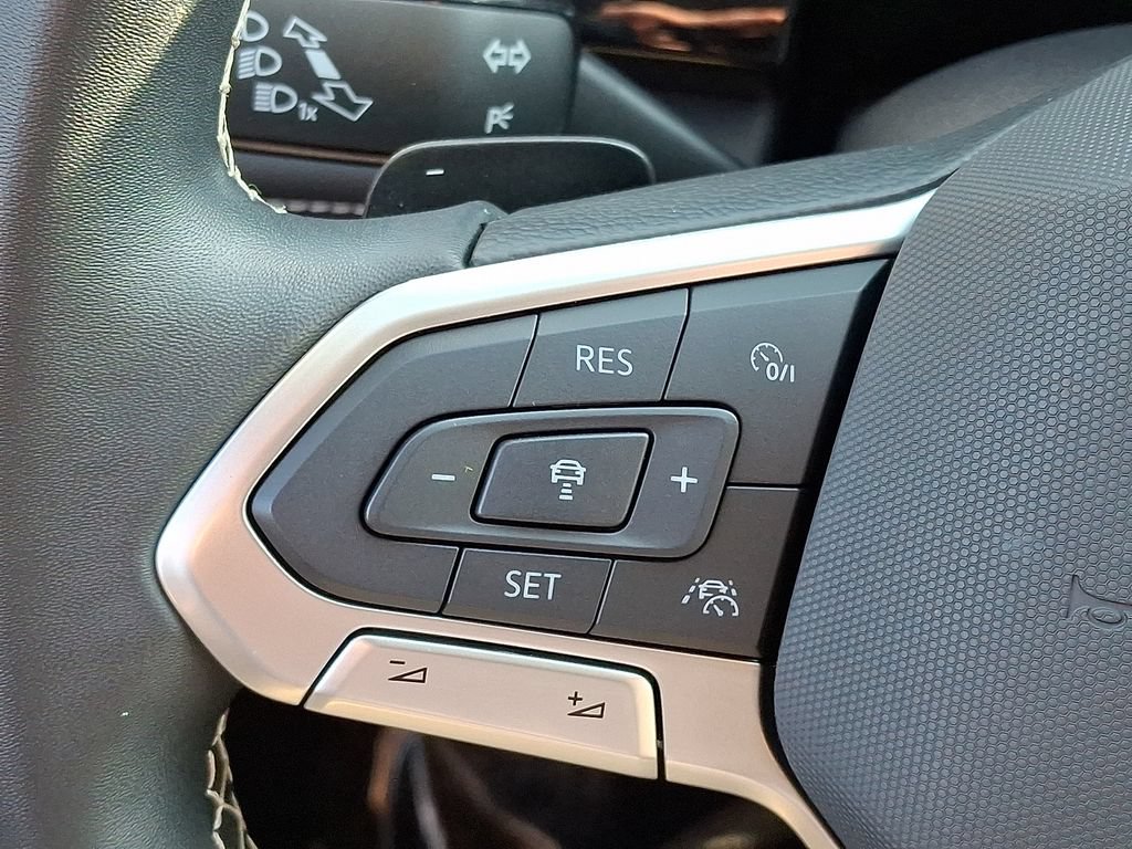 Used 2025 Volkswagen Atlas SE AWD/4WD image 23
