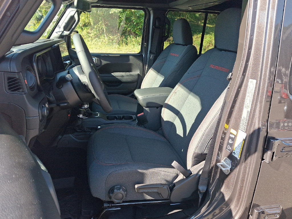 Used 2025 Jeep Wrangler Unlimited Rubicon w/ Convenience Group AWD/4WD image 13