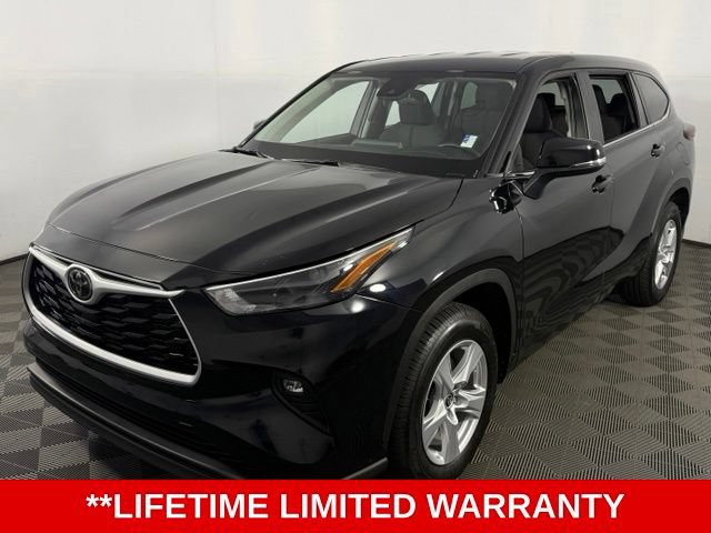 Used 2025 Toyota Highlander LE FWD image 3